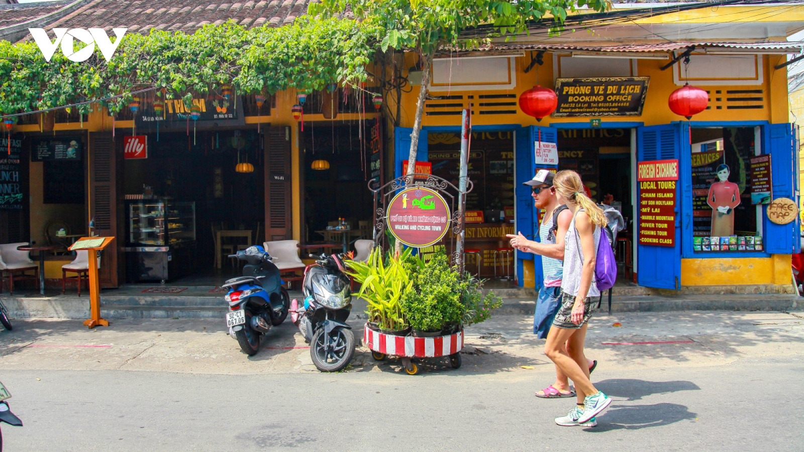 Visa waiver policy, product diversity and safety lure visitors to Vietnam